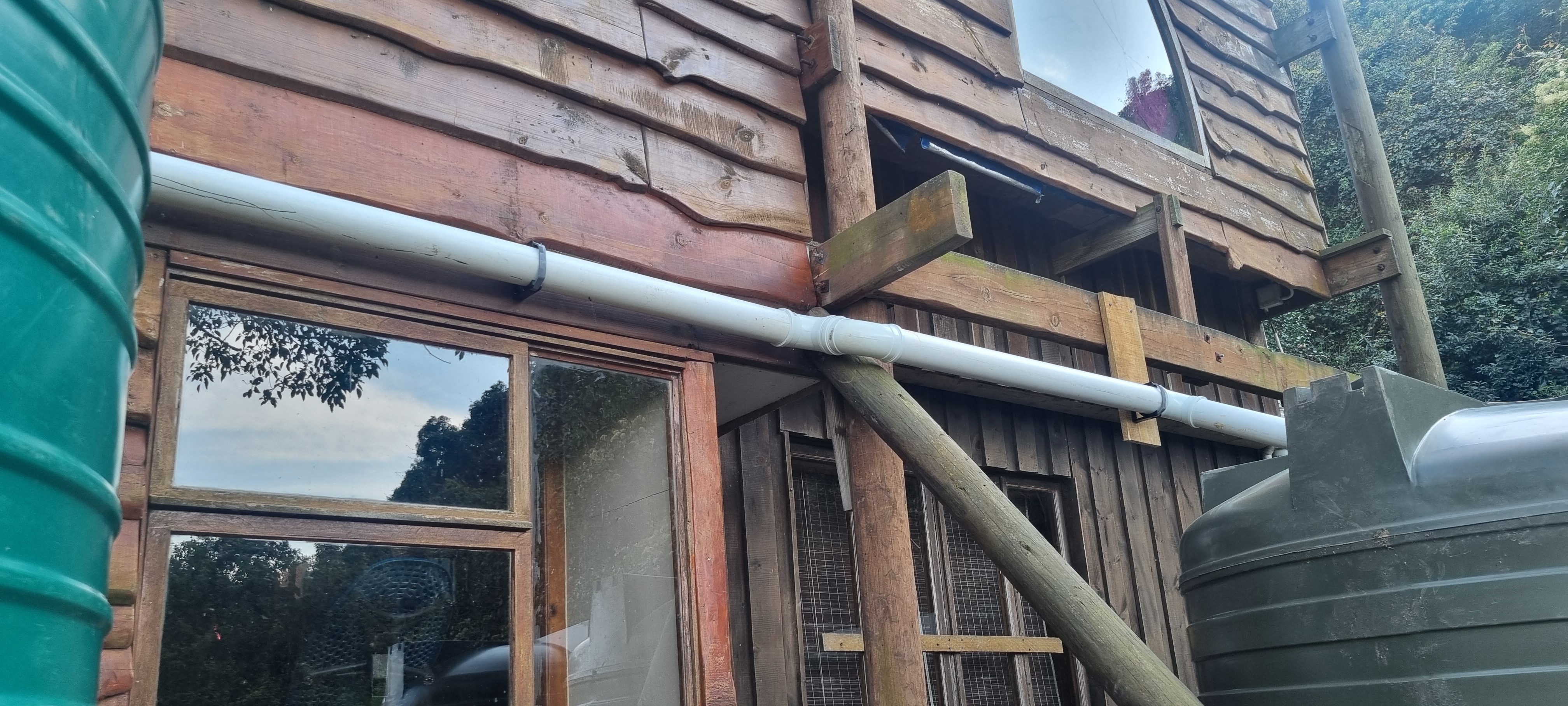A connecting pipe carries pre-settled water from the settling tank into the main storage bank.