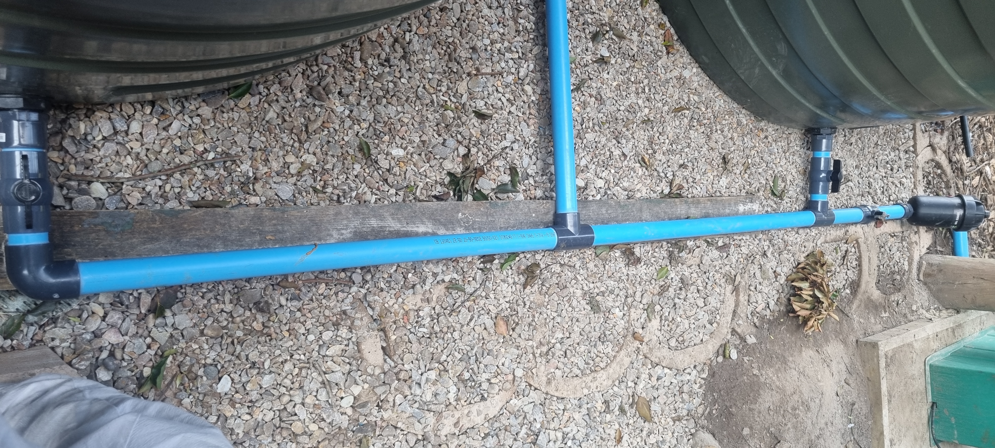 Series piping links all four tanks so they draw down evenly rather than leaving any tank stranded full.